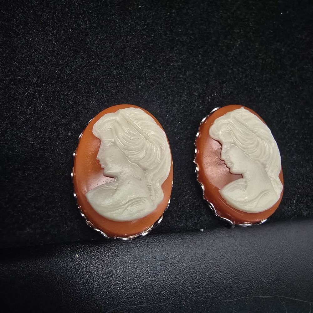 Vintage Cameo Clip On Earrings Silver Tone Orange White Acrylic NOS - Picture 4 of 8